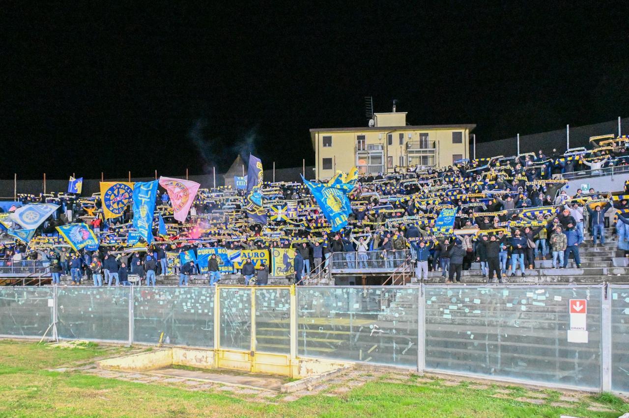 
	I tifosi della Carrarese a Pisa (foto Fagiolini/Silvi)

