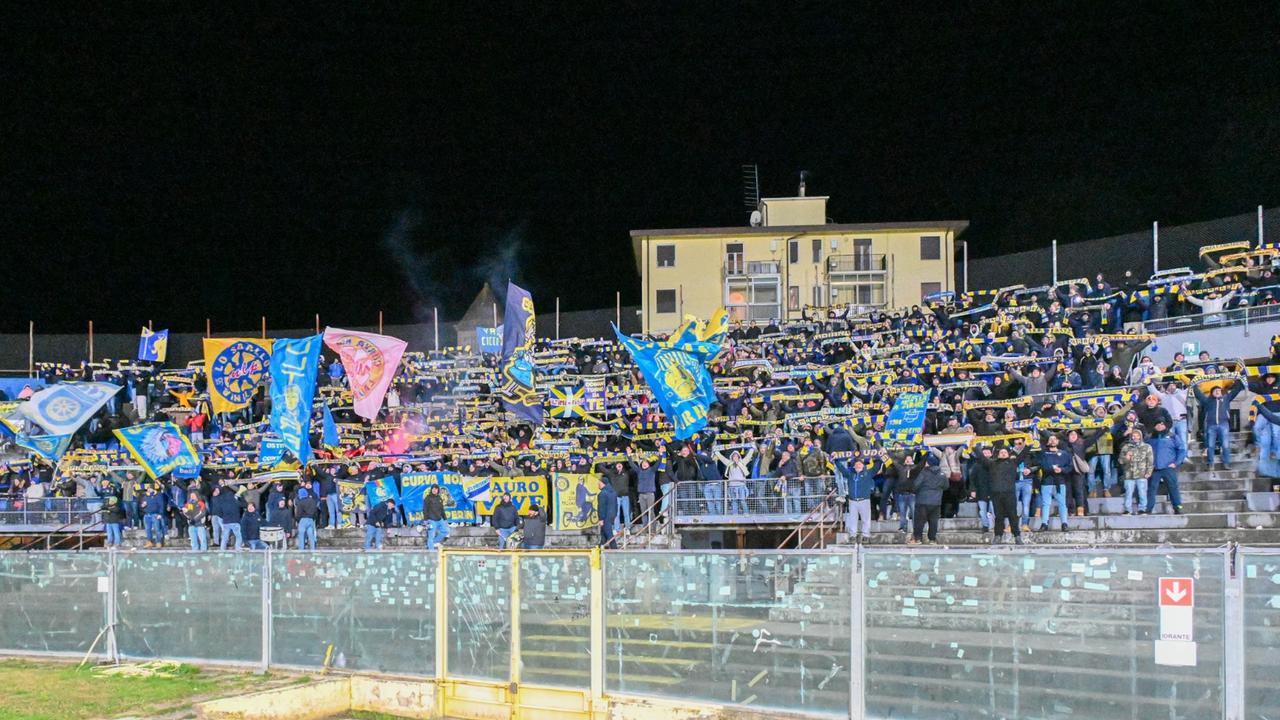 I tifosi della Carrarese a Pisa (foto Fagiolini/Silvi)