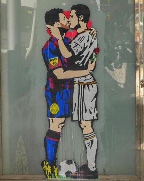 I baci impossibili e le altre opere di TVBoy tra provocazione, riflessione e denuncia