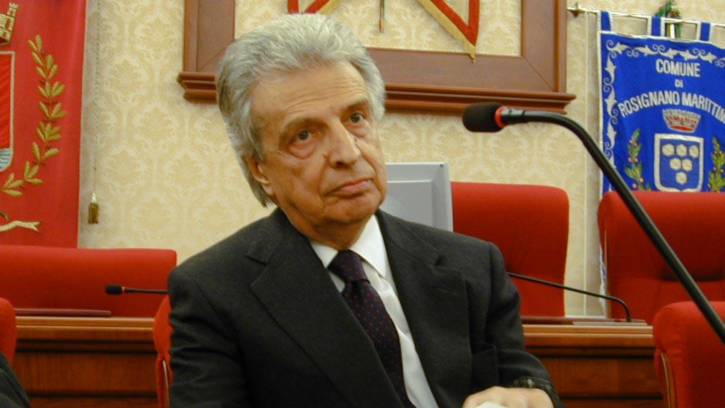 Furio Colombo durante un convegno in Toscana