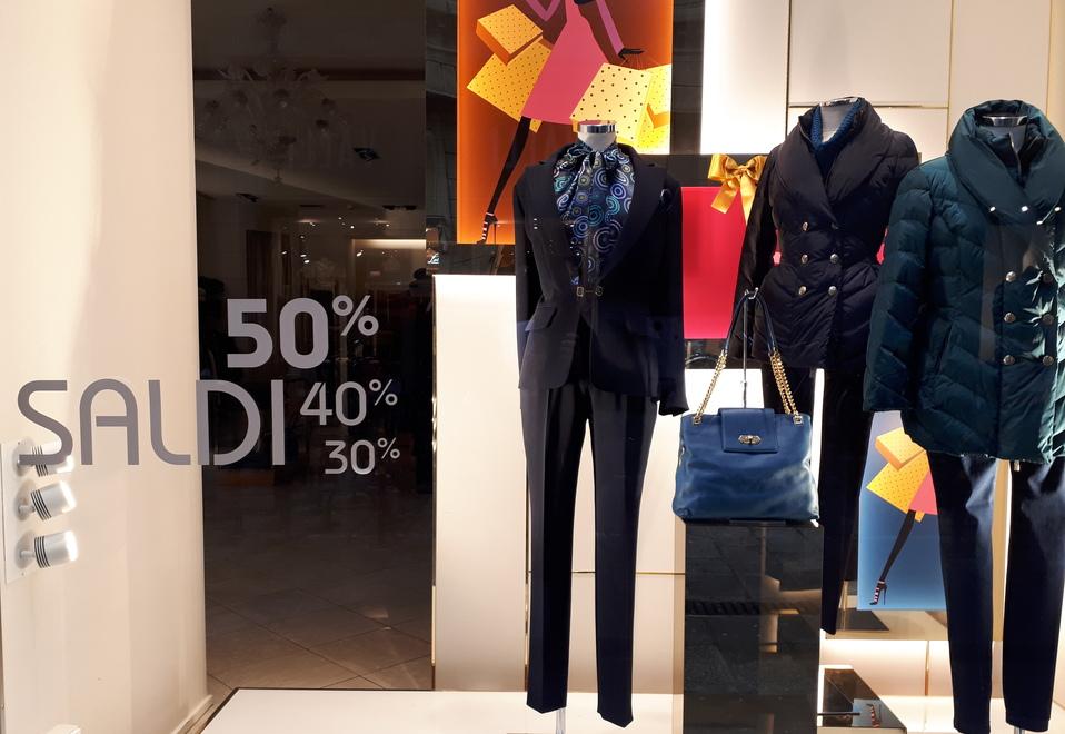 
	Una vetrina in Toscana allestita per i saldi

