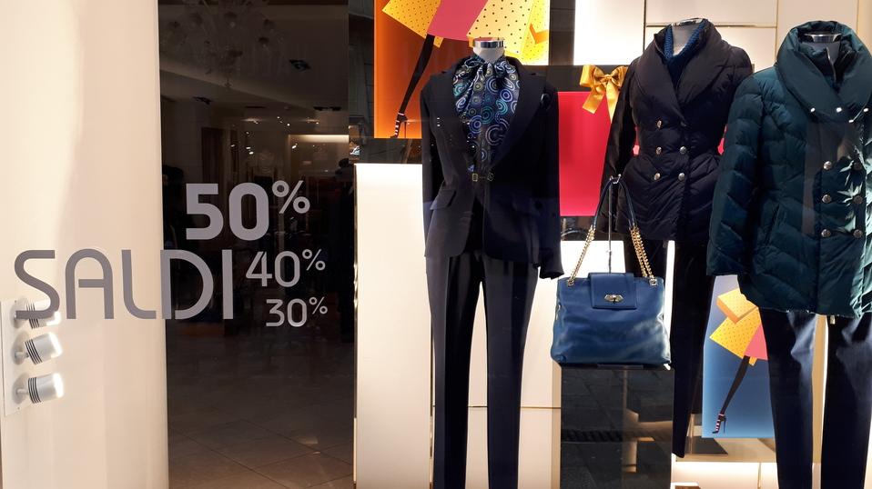 Una vetrina in Toscana allestita per i saldi