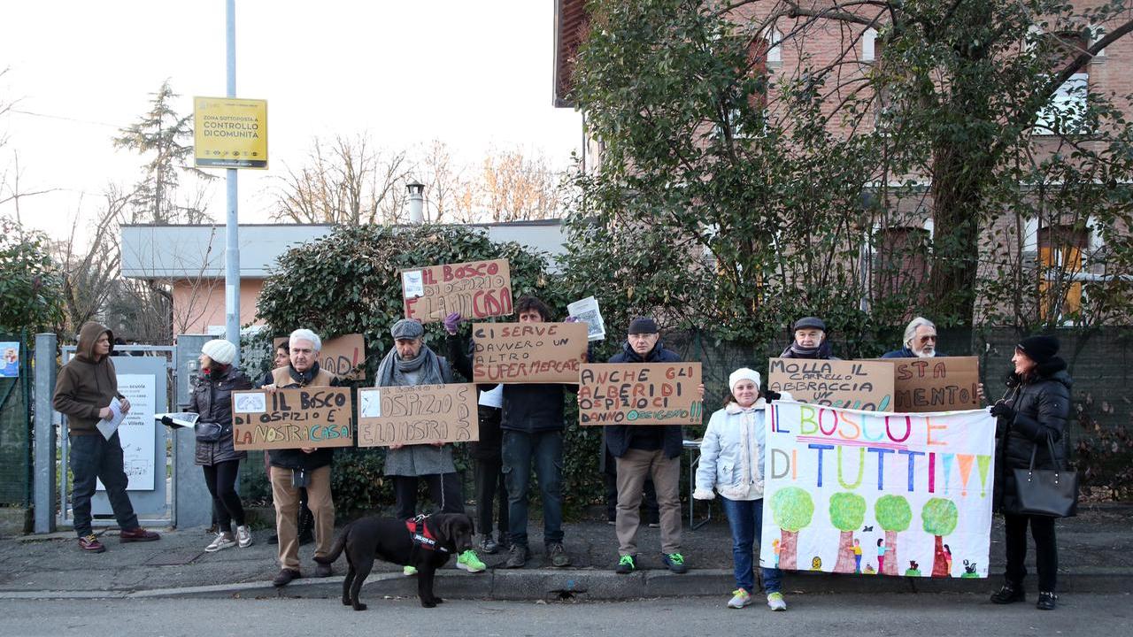Bosco di Ospizio, la protesta davanti alla scuola La Villetta: «Col cantiere, da prima scelta rischiamo di essere declassati»