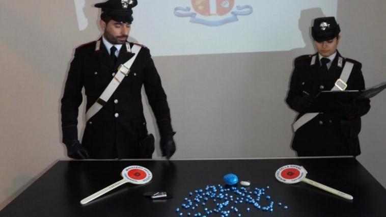 In casa avevano 130 dosi di cocaina e 30 grammi di marijuana, arrestati due uomini