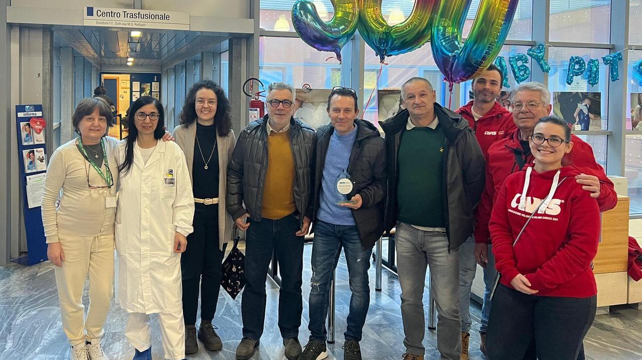 Il super donatore con il premio (foto Asl)