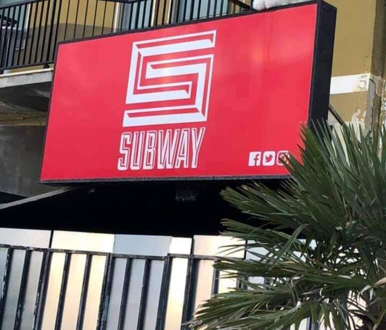 
	L'ingresso del locale

