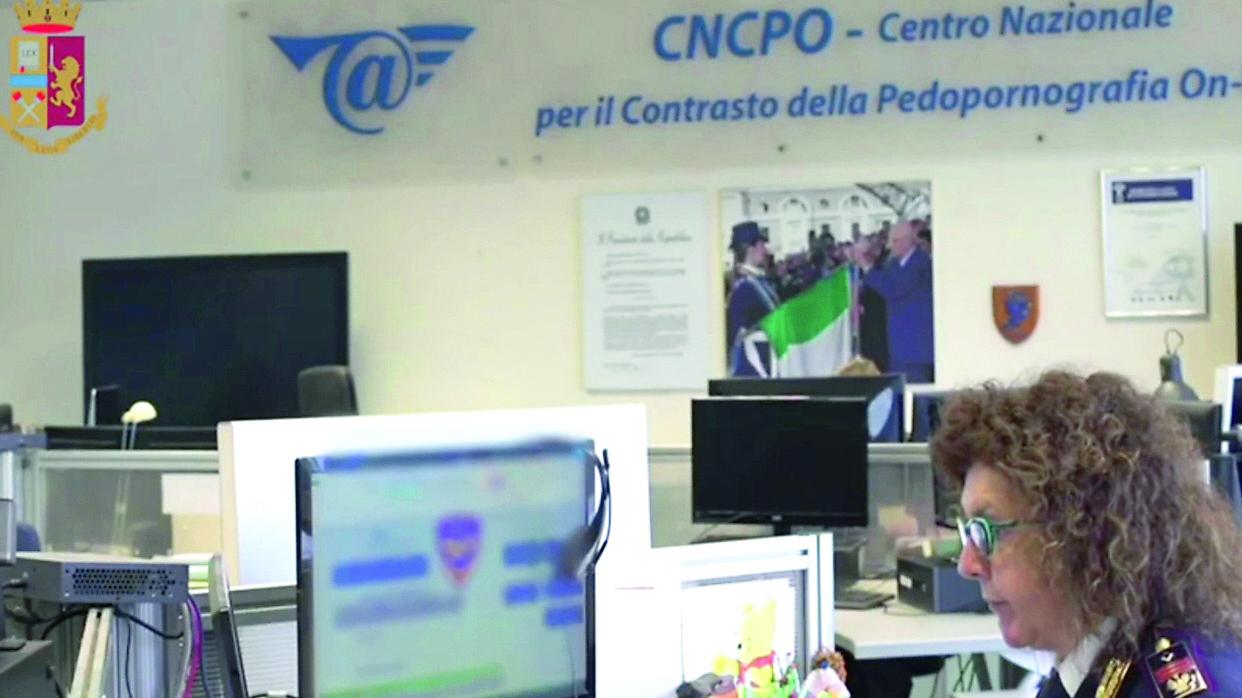 Viareggio, migliaia di video pedopornografici e di abusi su minori in casa: arrestato un uomo