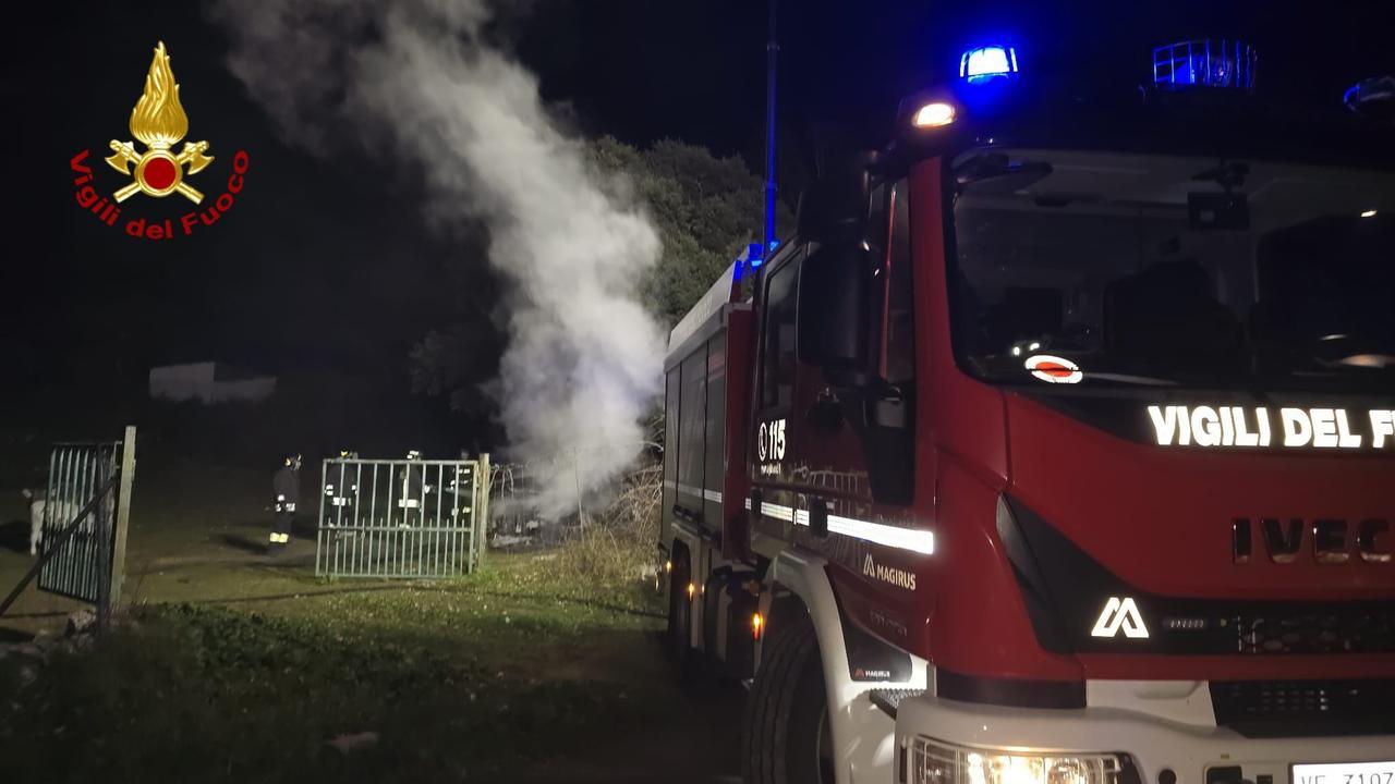 Auto a fuoco nell’agro di Sarule: l’intervento dei vigili del fuoco