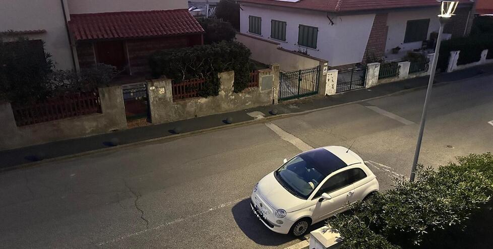 L’aggressione è avvenuta tra la macchina bianca e la ringhiera