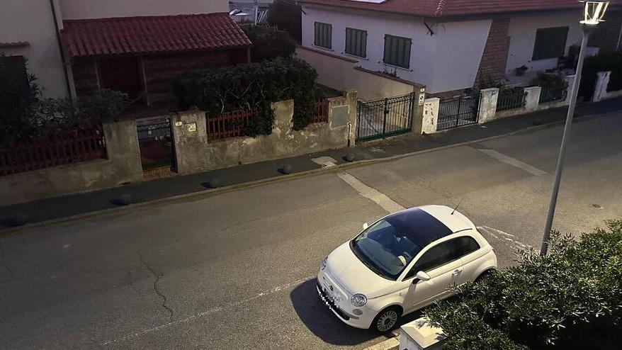 L’aggressione è avvenuta tra la macchina bianca e la ringhiera