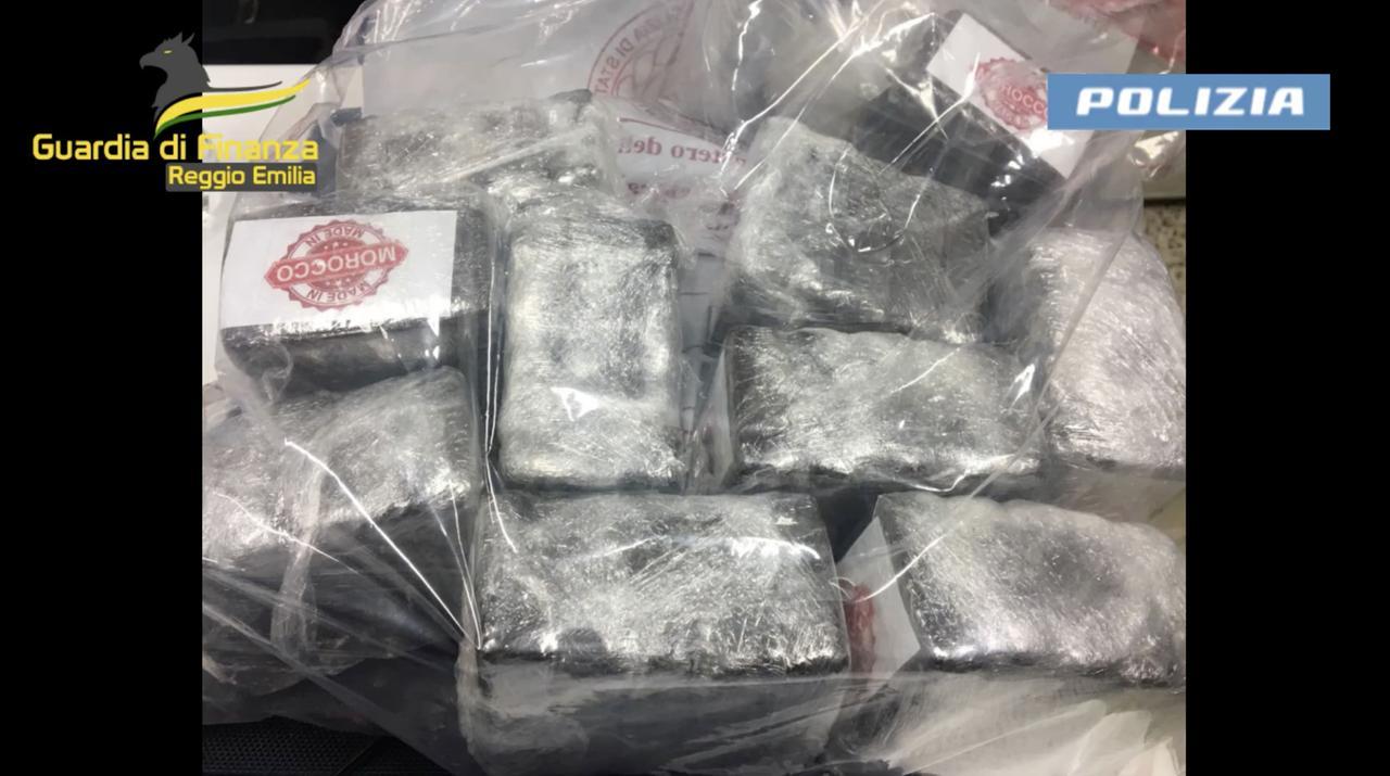 Narcotraffico, ecco tutti i nomi degli arrestati. Le indagini partite da un sequestro di droga all’aeroporto di Bogotà, destinazione Bibbiano