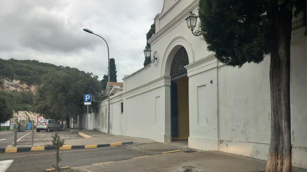 Non ci sono loculi, una figlia: «La salma di mamma in camera mortuaria da più di 10 giorni»