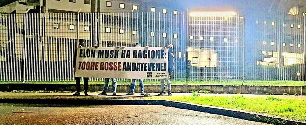 Lo striscione esposto a novembre davanti al tribunale di Prato