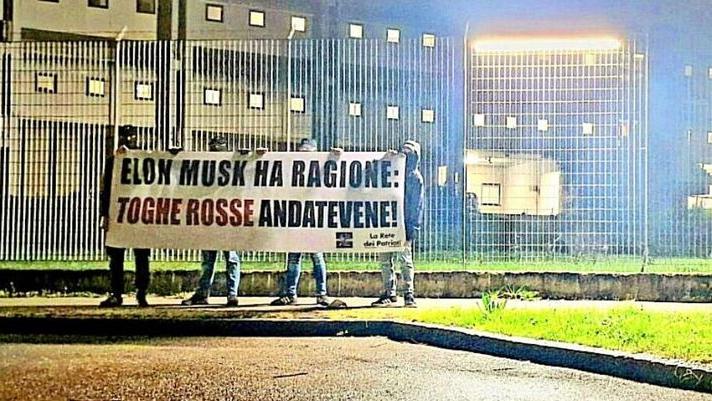 Lo striscione esposto a novembre davanti al tribunale di Prato