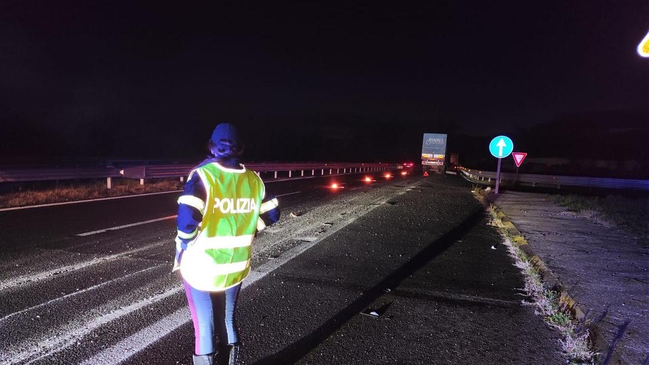 Trattore perde il semirimorchio carico di sabbia, corsia chiusa