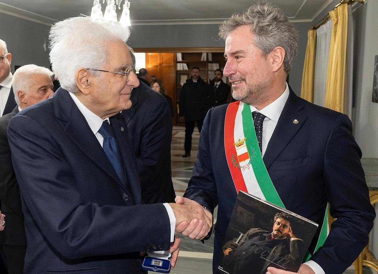 Lucca, il sindaco Pardini consegna a Mattarella moneta e  francobollo celebrativi di Puccini