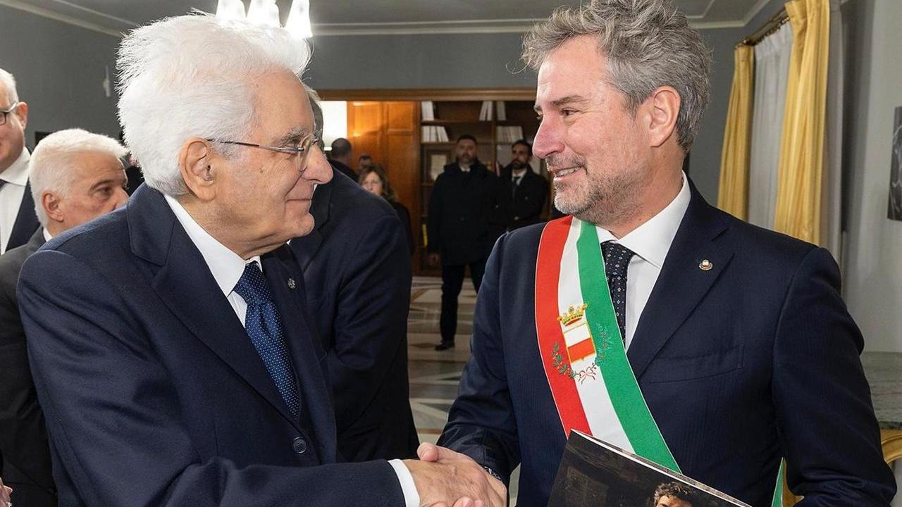 Lucca, il sindaco Pardini consegna a Mattarella moneta e francobollo celebrativi di Puccini