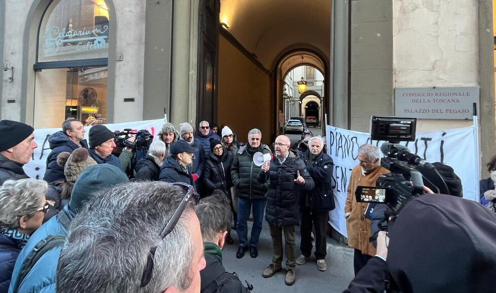 Rifiuti, protesta sotto la Regione per dire no al progetto di Salanetti<br>
