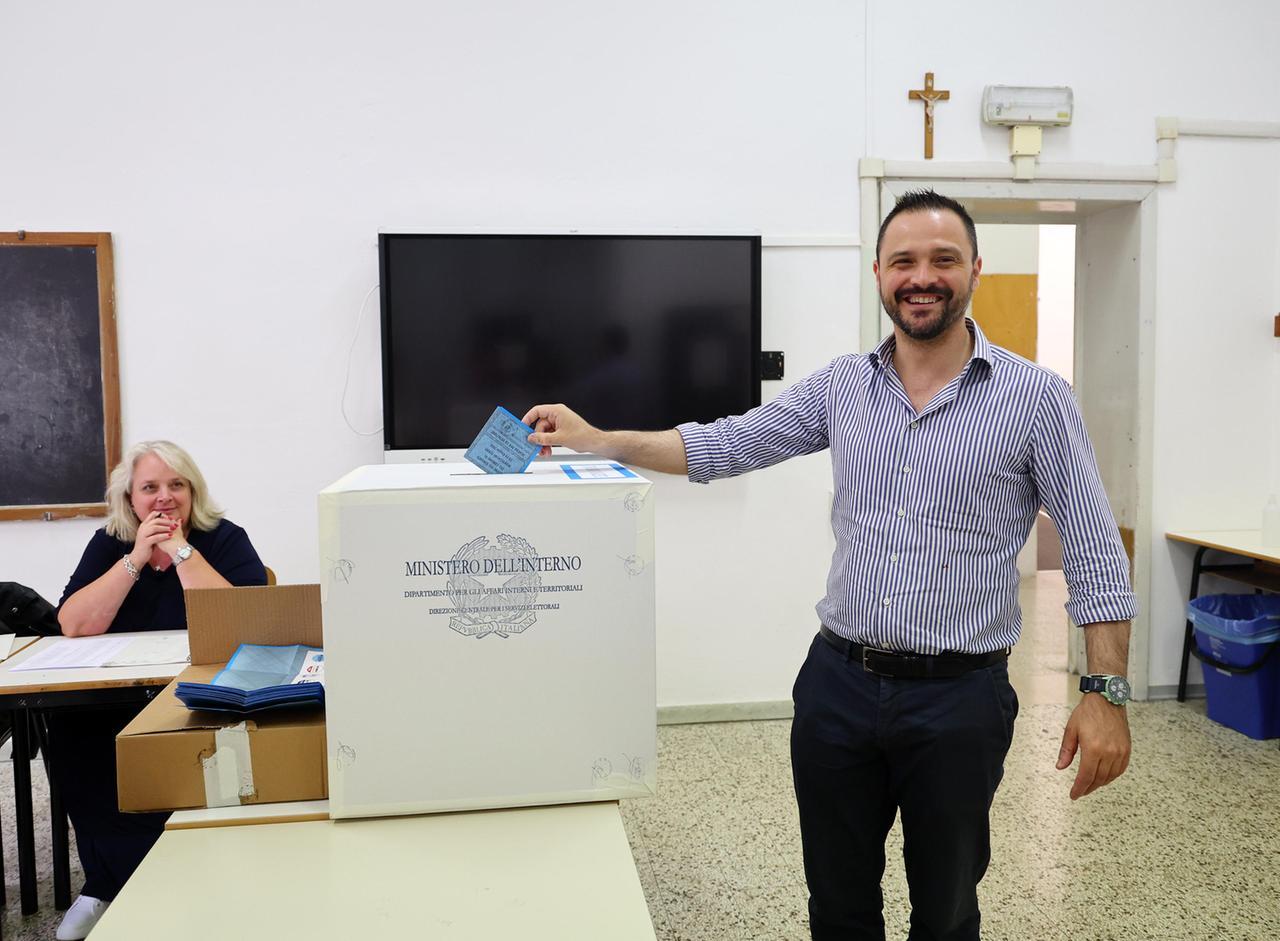 
	L'ex sindaco al seggio durante il voto (foto Nucci)

