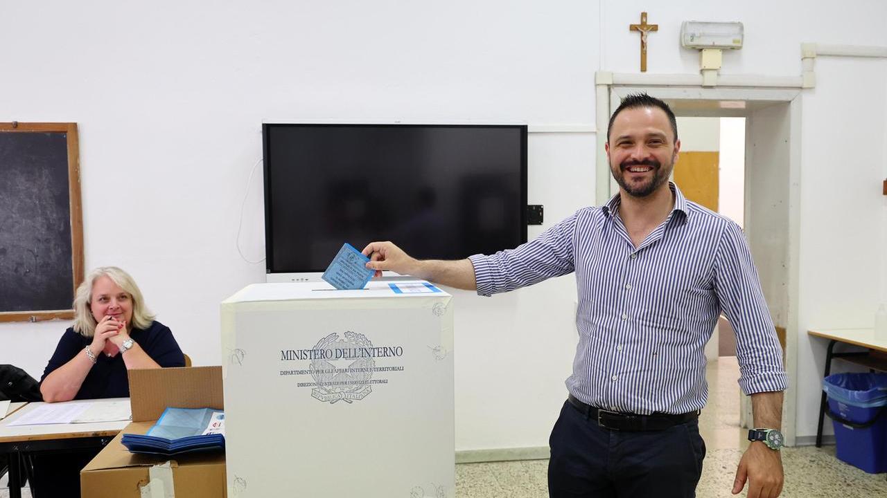 L'ex sindaco al seggio durante il voto (foto Nucci)