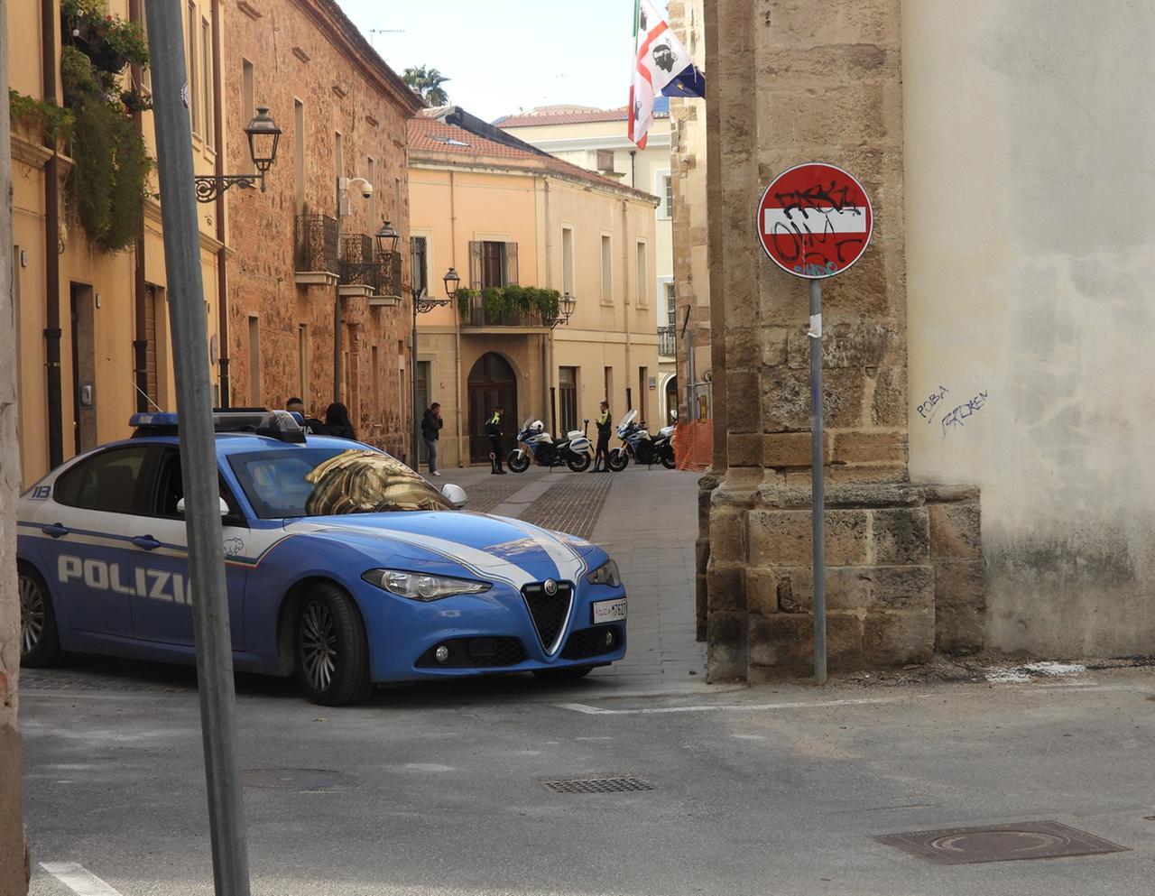 
	Una pattuglia della polizia di Stato a Oristano (archivio)

