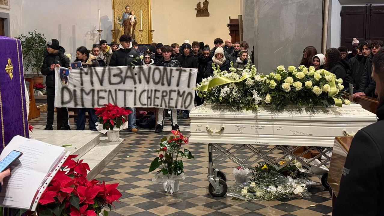 Lo striscione dedicato dagli amici a Maati e la bara bianca del 17enne (foto Nucci) 
