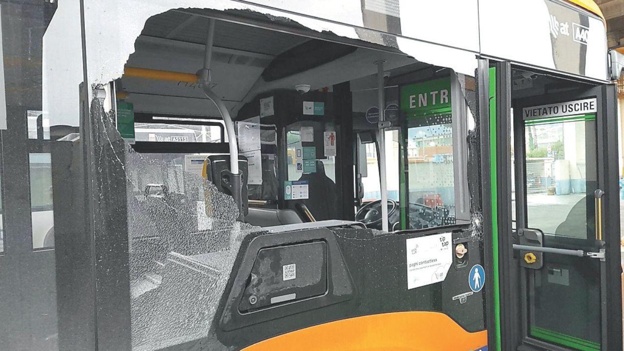 L'autobus spaccato il 5 gennaio