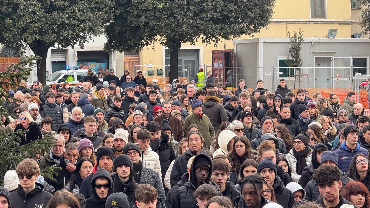 La folla fuori dalla chiesa (Foto Inncenti/Nucci)