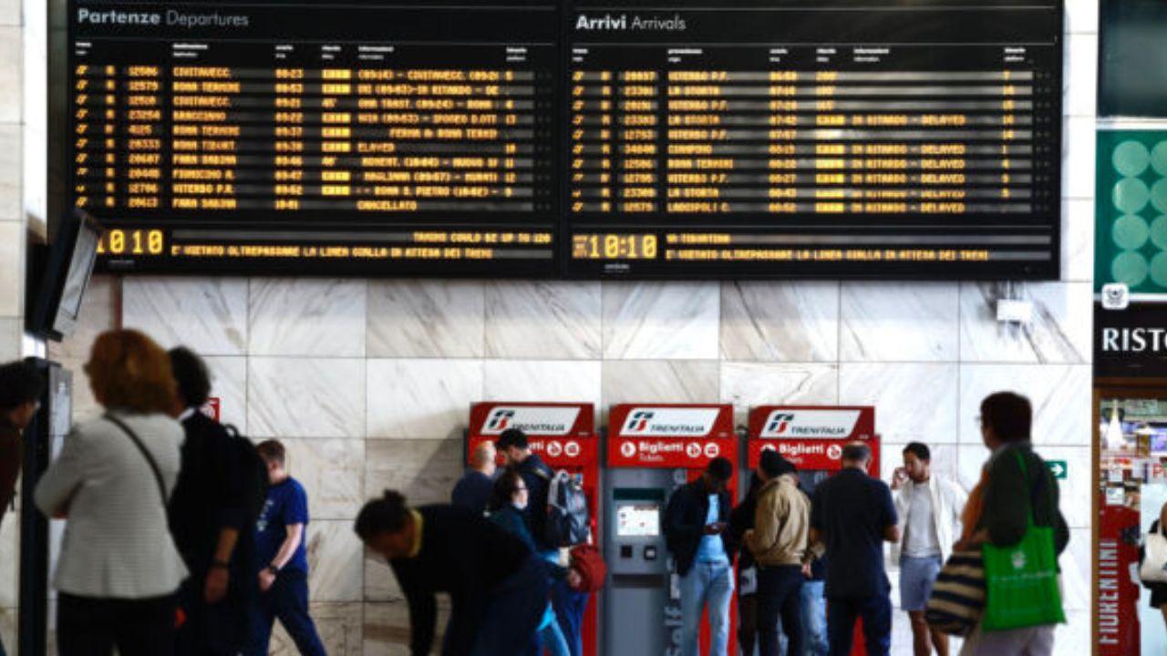 Il tabellone con gli orari in una stazione (foto LaPresse)