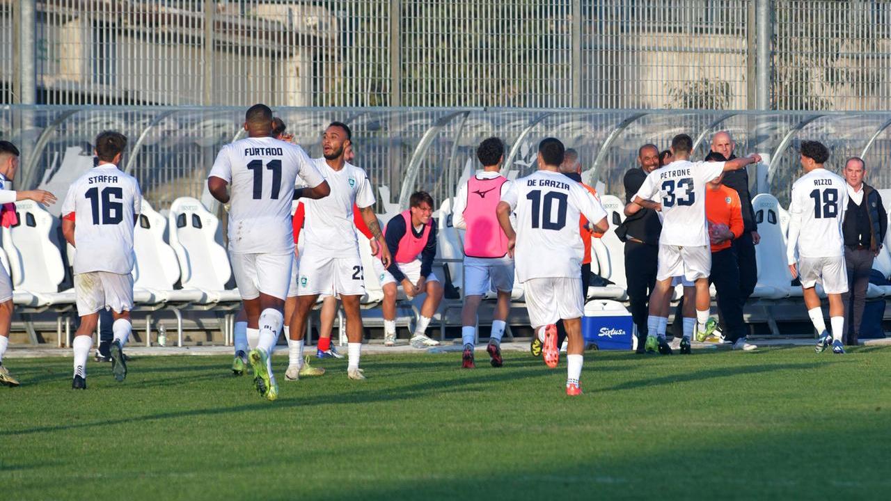 I giocatori dell'Olbia Calcio in campo