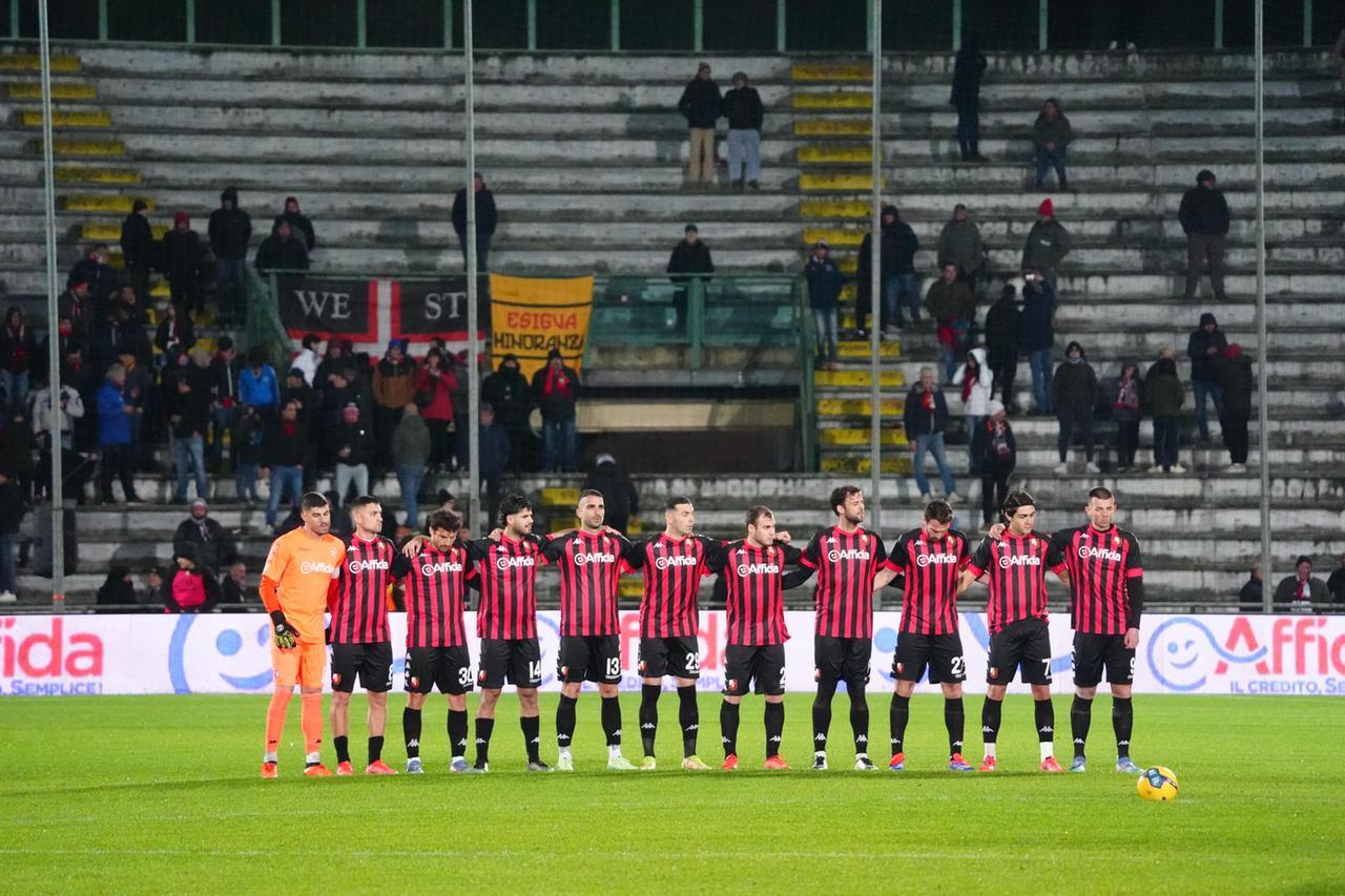 La formazione rossonera (foto Nucci)