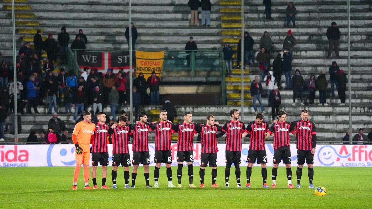 La formazione rossonera (foto Nucci)