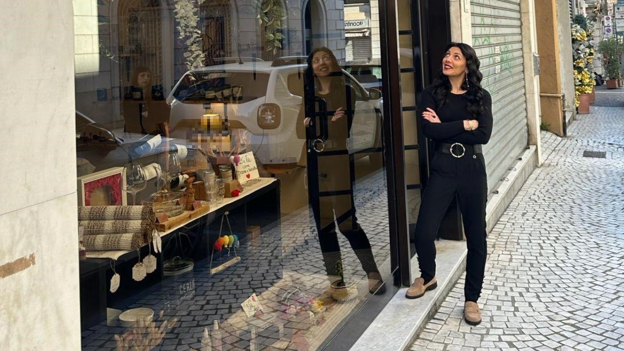 Jessica Battini di fronte al negozio a Carrara