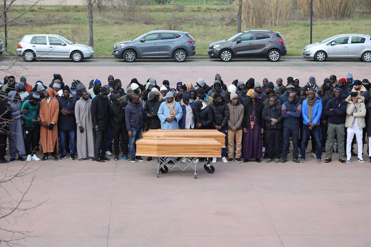 
	Un momento&nbsp;del rito&nbsp;funebre&nbsp;celebrato&nbsp;a Santa Croce&nbsp;(foto&nbsp;Simona&nbsp;Bernardini/Silvi)


