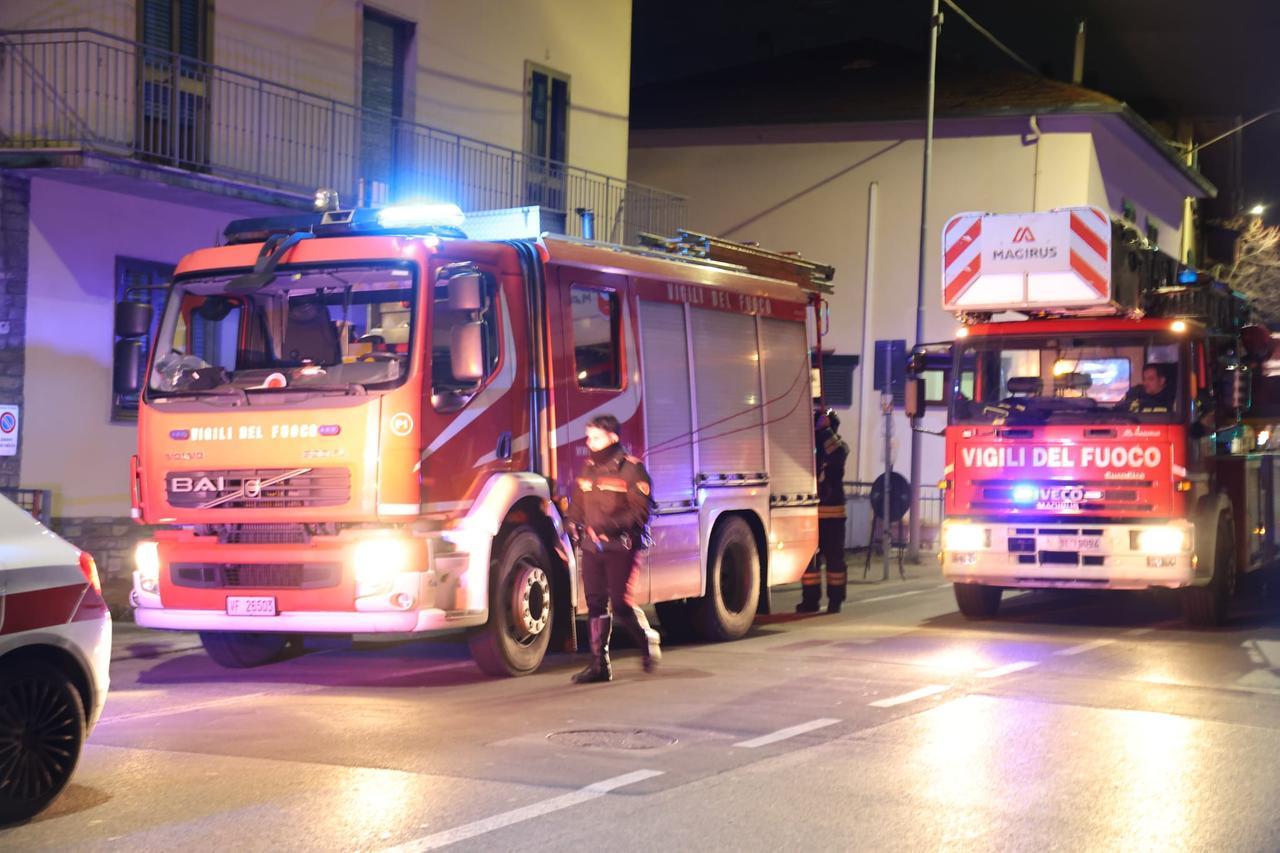 
	I vigili del fuoco in via Firenze (foto Giovanni Tarducci)

