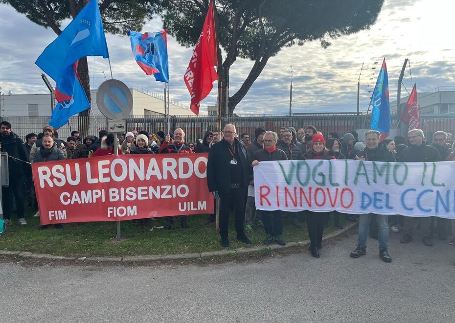 Campi, sciopero dei lavoratori di fronte al colosso Leonardo: chiedono più salario e tutele<br>
