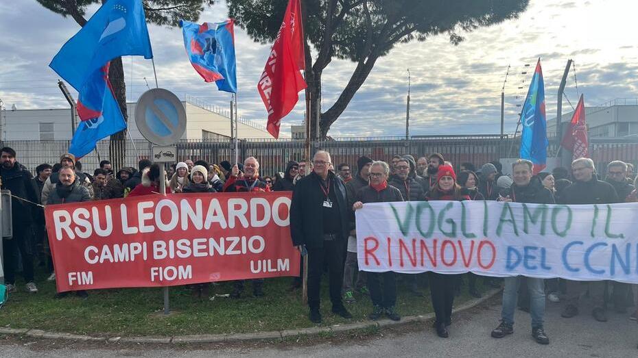 Campi, sciopero dei lavoratori di fronte al colosso Leonardo: chiedono più salario e tutele<br>