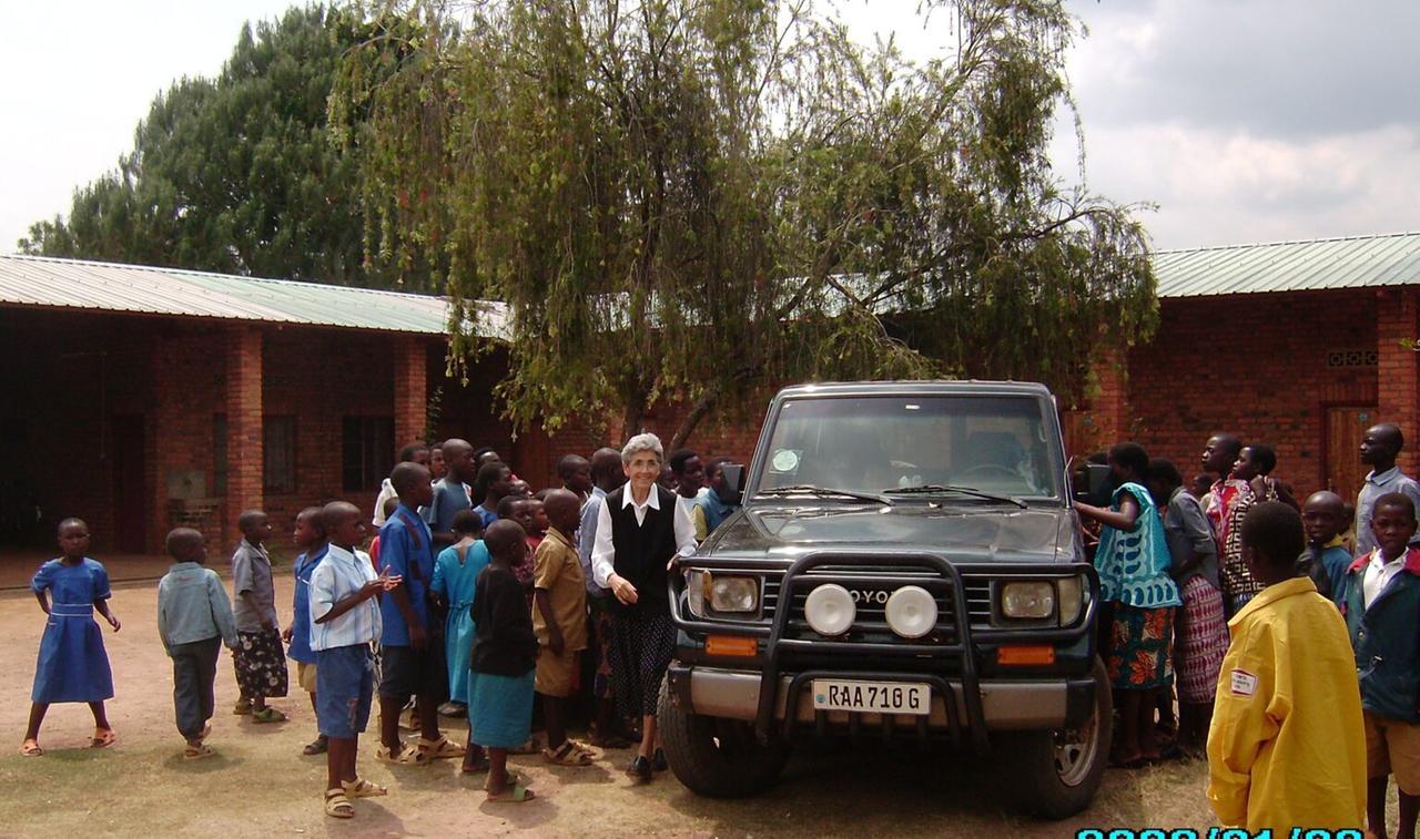 
	Carla Frediani al centro della foto durante una missione in Rwanda

