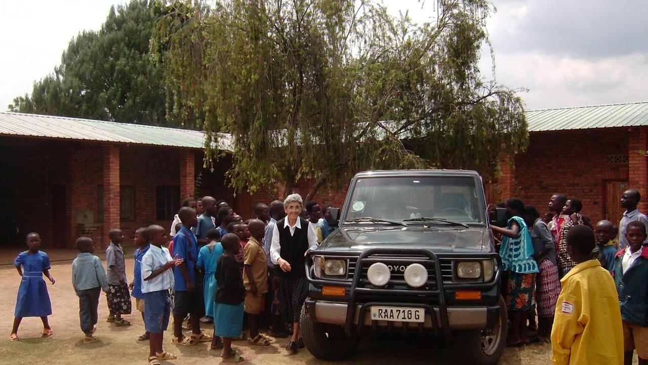 Carla Frediani al centro della foto durante una missione in Rwanda