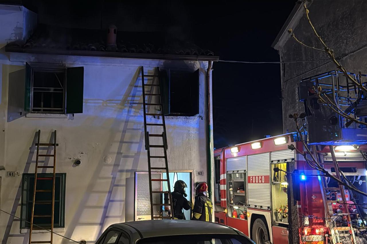 Incendio a Migliaro vicino alla chiesa