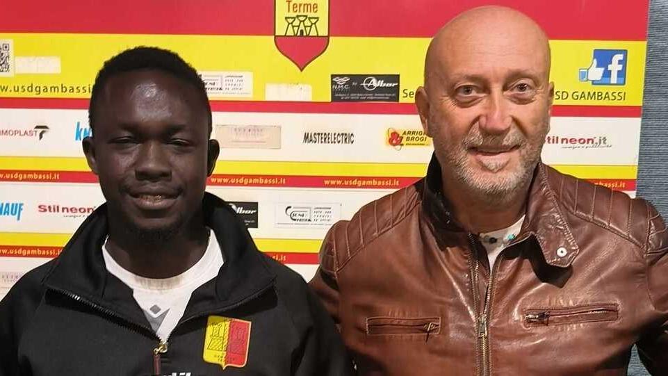 Gueye Elhadji  insieme all’allenatore del Gambassi Mauro Falco