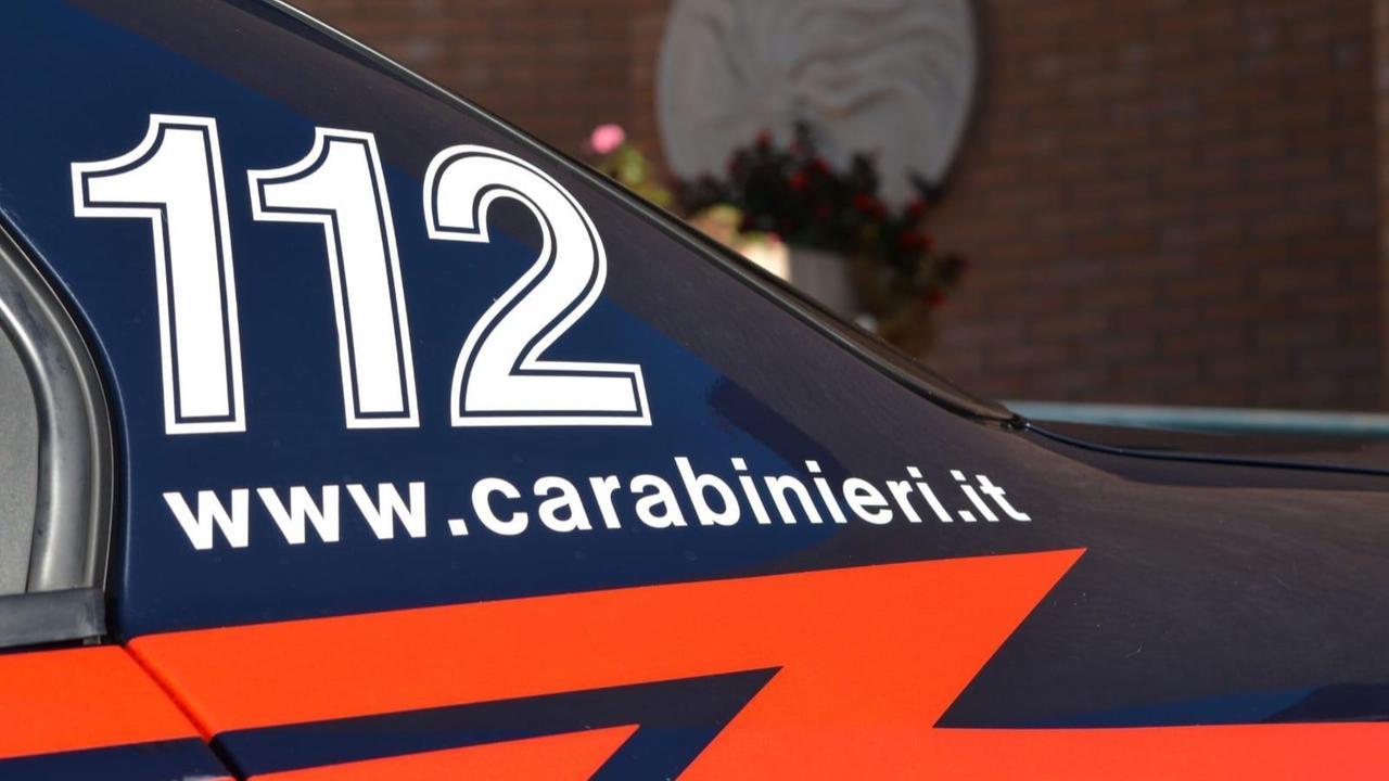 Danno fuoco a un centro di bellezza con bombole di gas e spazzatura