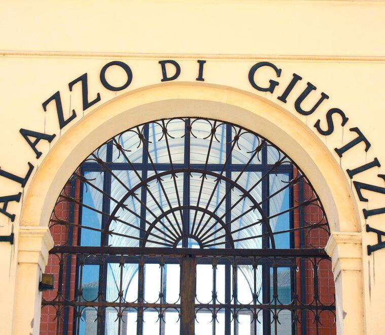 Ferrara, truffò invalido per 130mila euro: avvocato verso il patteggiamento<br type="_moz" />
