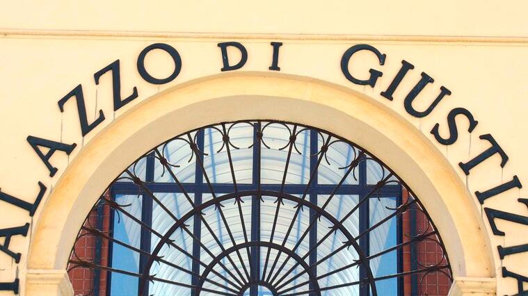 Ferrara, truffò invalido per 130mila euro: avvocato verso il patteggiamento<br type="_moz" />