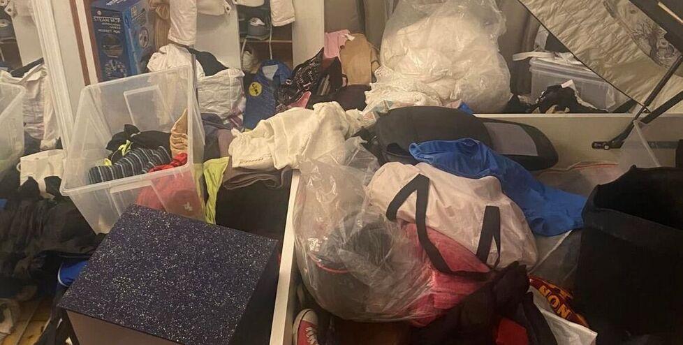 
	La camera della casa di via Brodolini messa a soqquadro dai ladri

