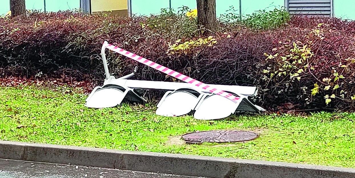 
	La panchina sradicata da un esagitato nei giorni scorsi davanti al pronto soccorso dell'ospedale (foto Nucci)

