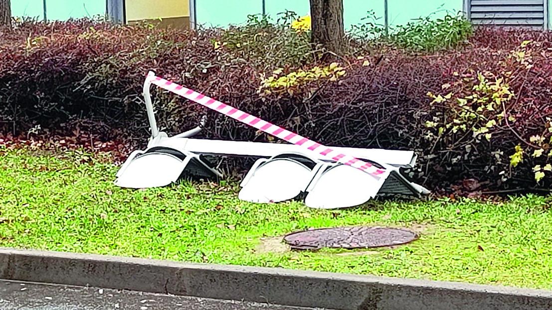 La panchina sradicata da un esagitato nei giorni scorsi davanti al pronto soccorso dell'ospedale (foto Nucci)