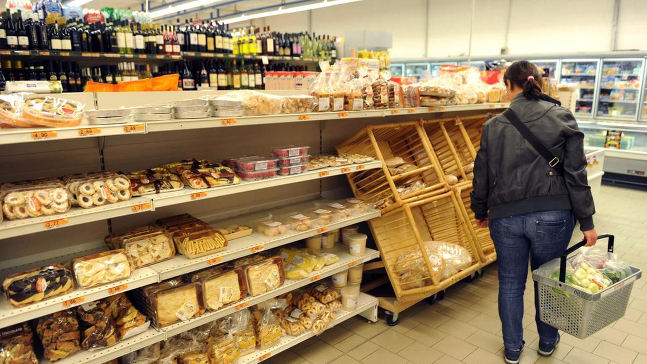 Banchi all'interno di un supermercato della grande distribuzione