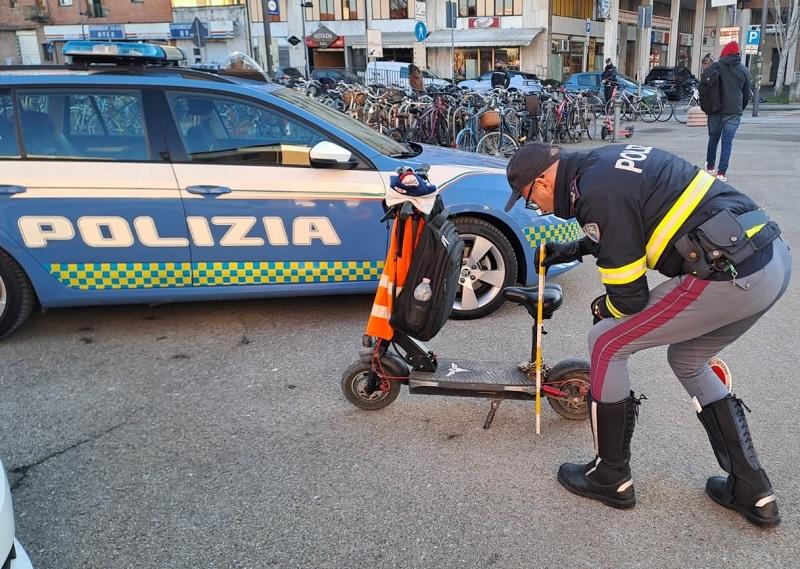 Controlli sui monopattini,  su 25 fermati 14 sanzioni perché senza casco