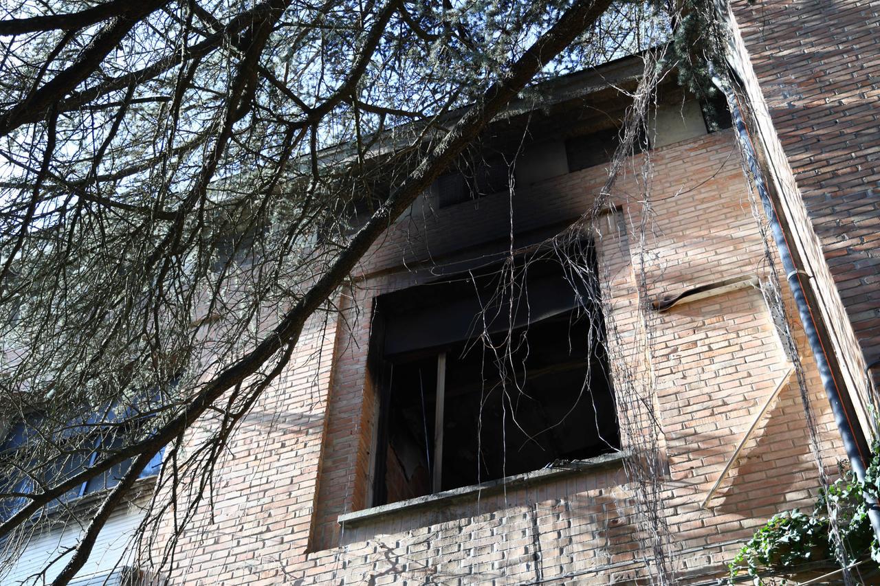 Ferrara, rogo all’ex distilleria di via Turchi